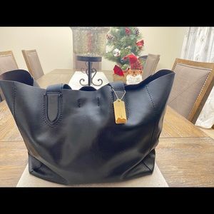 Coach black pebbled leather tote w/wristlet (preowned)